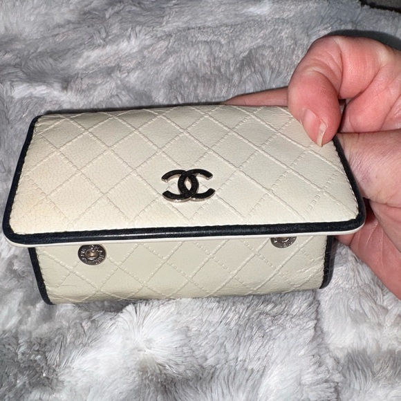 CHANEL Ivory Quilted Key Case with Black Trim Authentic - Picture 3 of 7